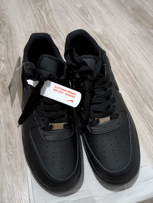 Продам новые кроссовки  NIKE Air Force 1 (кожа)