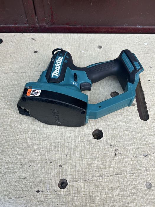 Masina taiat bare filetate Makita DCS102