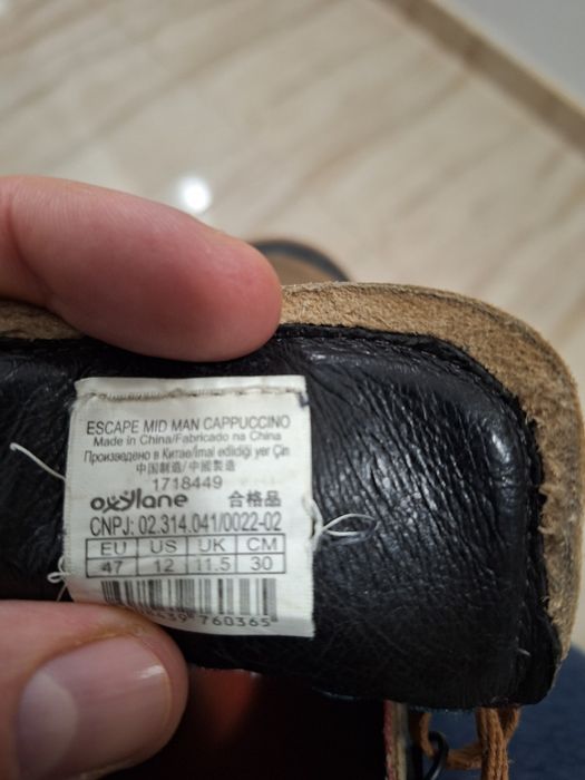 Vând ghete uzate din piele întoarsă.