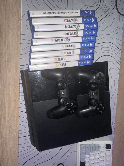 PlayStation 4 (500GB) + 2 джойстика + 9 игр