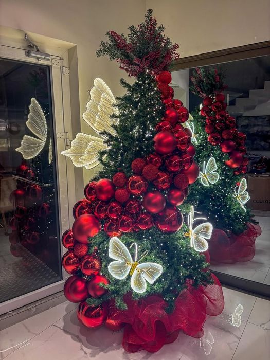 Новогодняя елка с оформлением