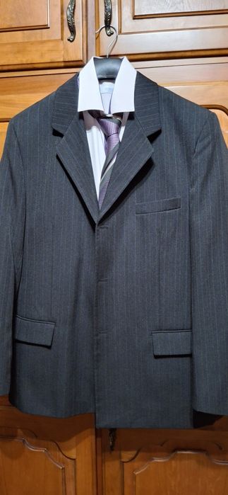 Vând costum barbati