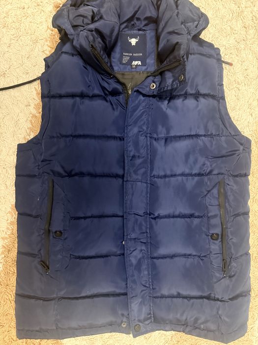 Продам жилетку  с капюшоном на осенне зимний период