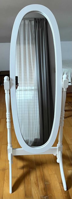 Oglindă ovală cu ramă din lemn alba