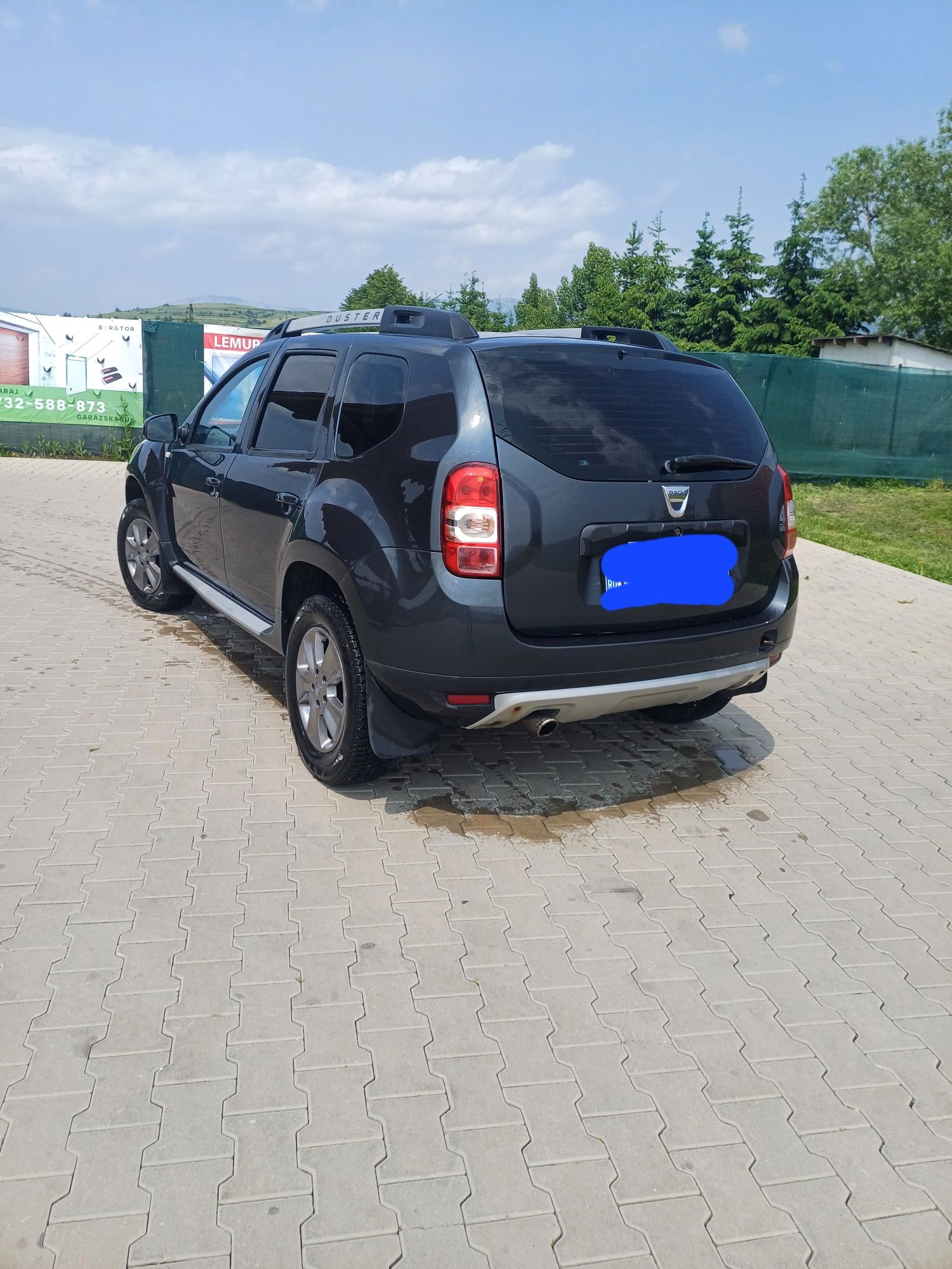 Vând s-au schimb Dacia Duster