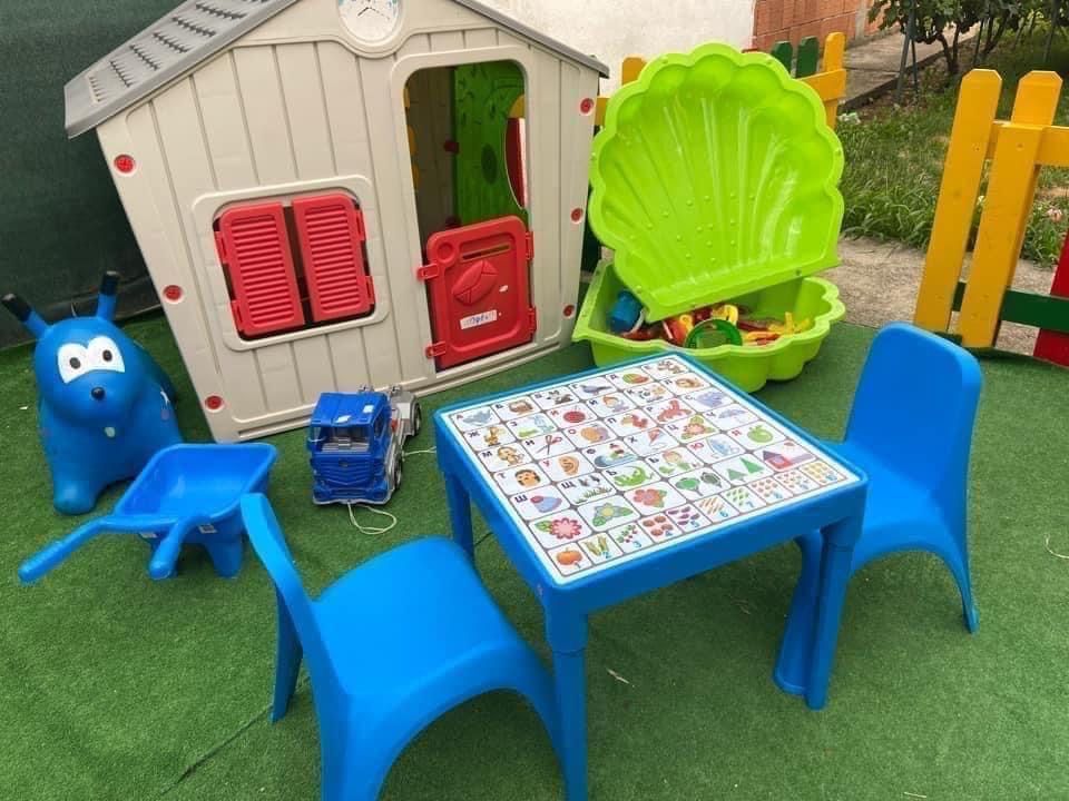 Детска масичка и столчета за вкъщи или градината