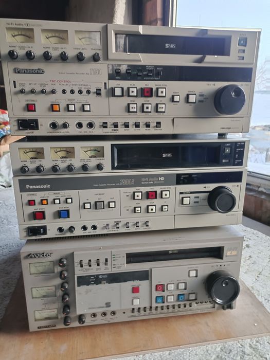 Видеомагнитофон S-VHS Hi-Fi  стерео .