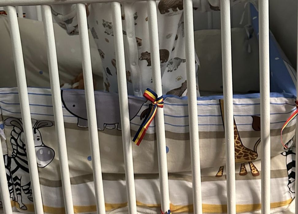 vand patut de lemn cu saltea si protectii