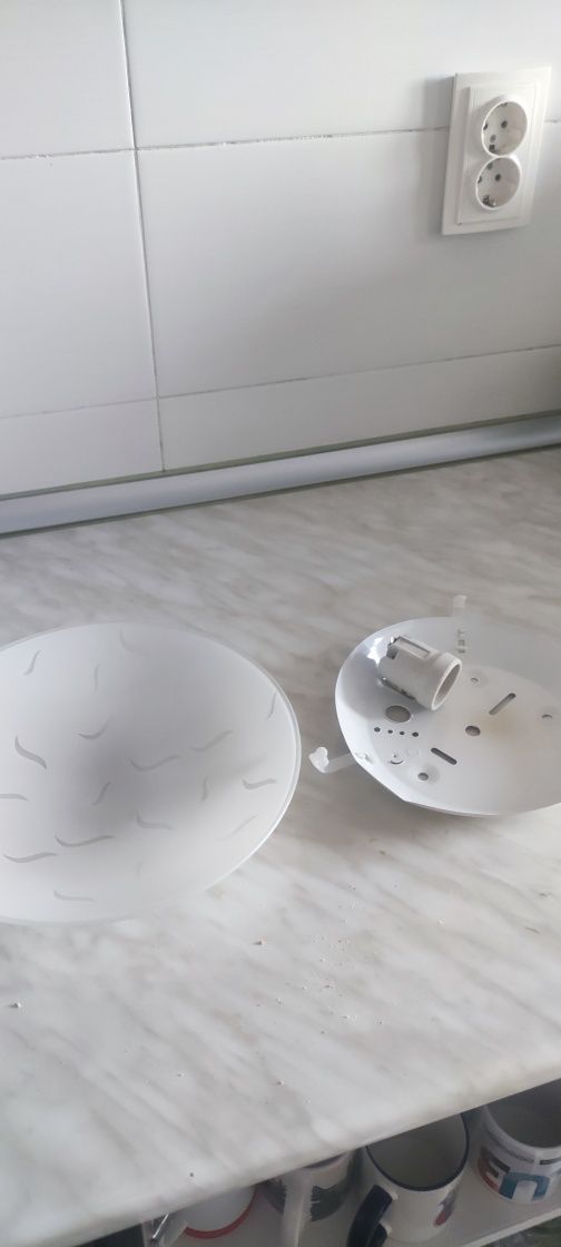 Plafoniere cu soclu de ceramica, capace de sticla, soclu E27