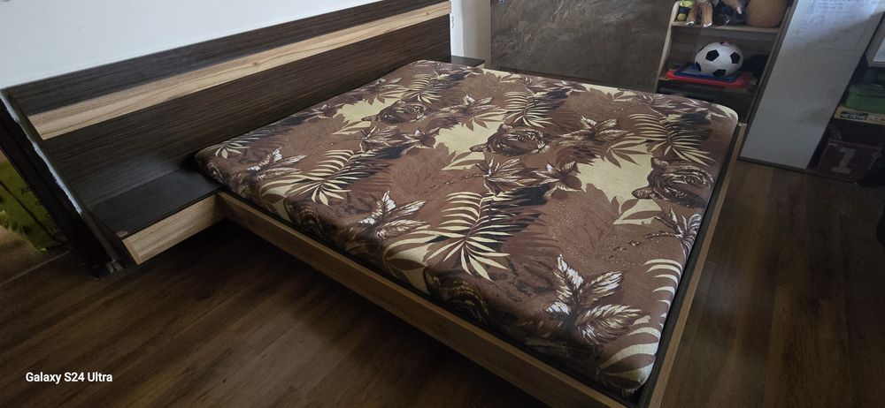 Спалня с включен матрак