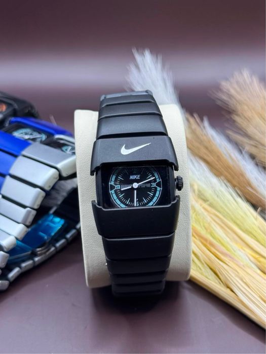 Часы Nike.