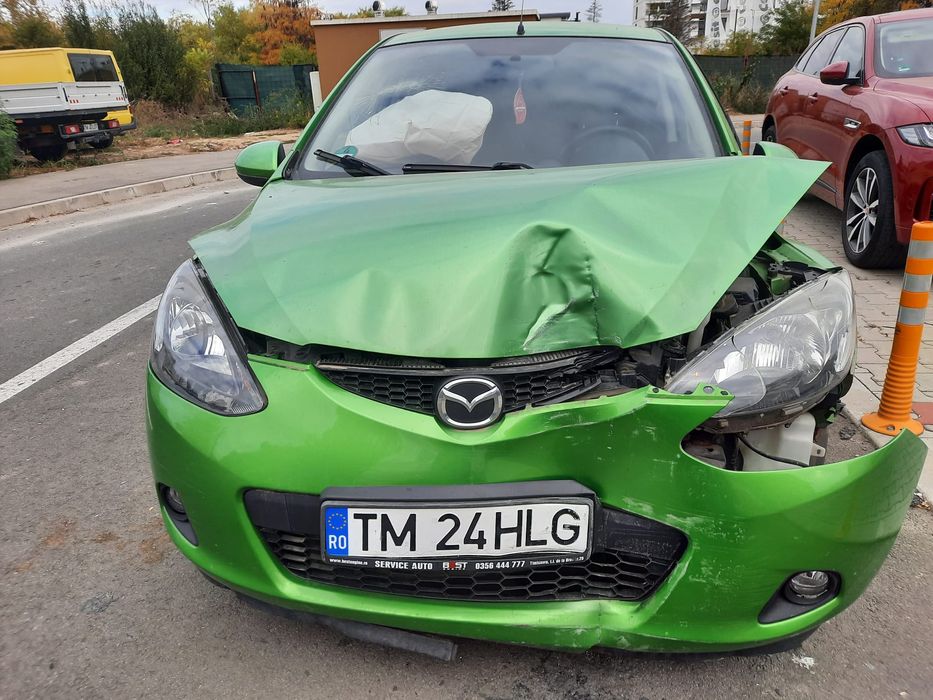 Vand Mazda 2 avariata
