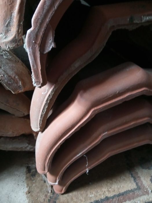 Țiglă și coamă de acoperiș