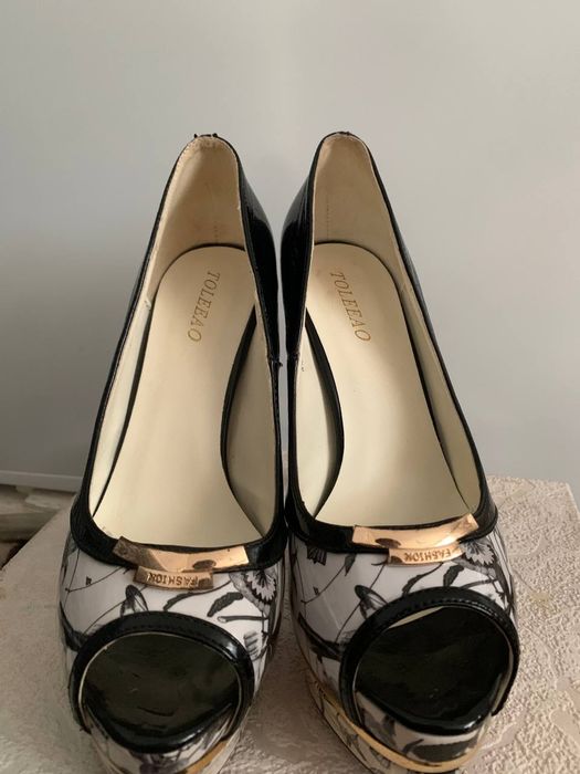 Ayollar uchun baland poshnali tufli