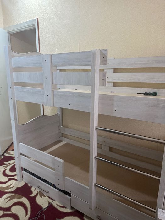 Продается  кровать двух этажная