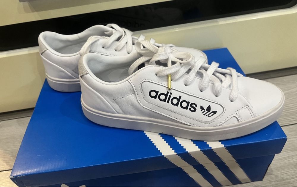 Обувки adidas 37