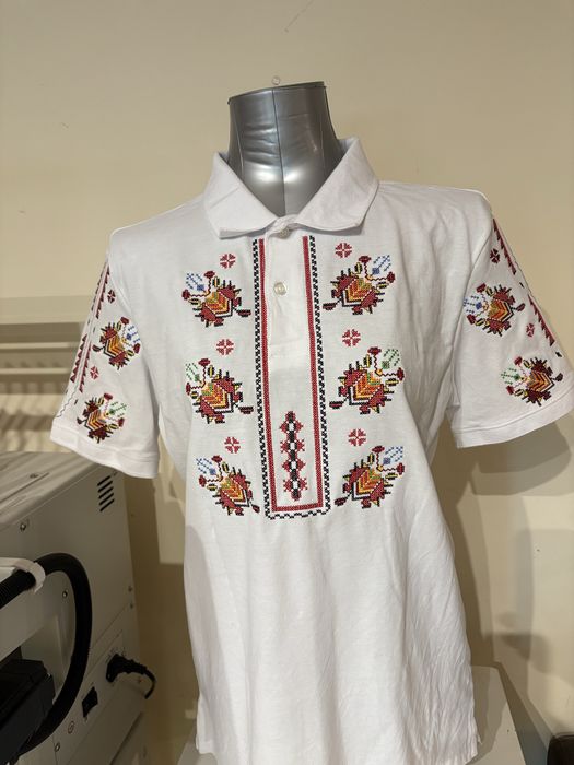 Тениски с бродирани шивици