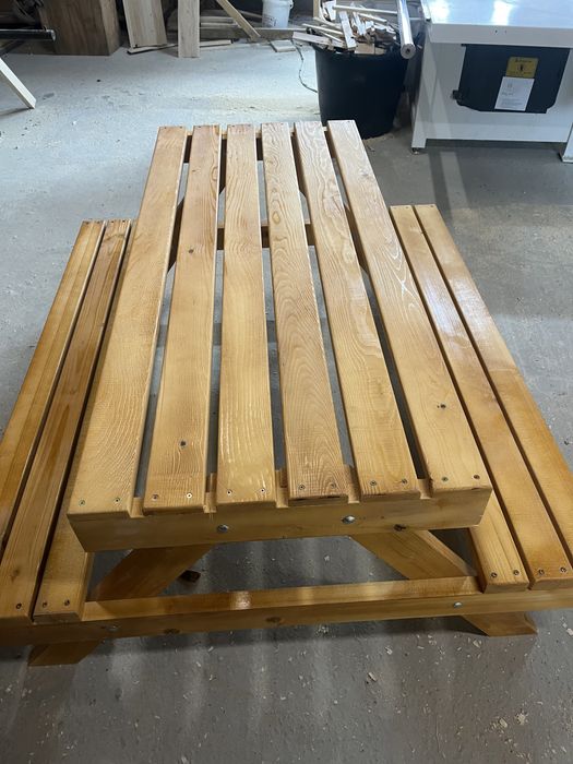 Mese și mobilier din lemn masiv - la comandă
