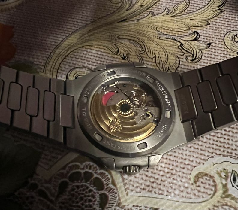 Супер елегантен часовник в отлично състояние.