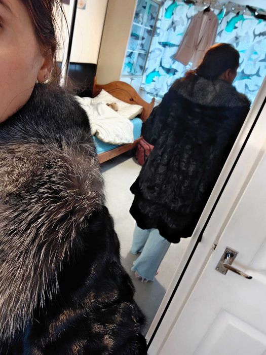 Haina blana bizon cu guler de vulpe argintie