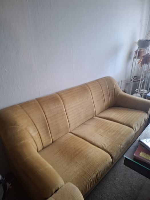 Продавам разтегателен диван с 2 фотьойла. Може и поотделно.