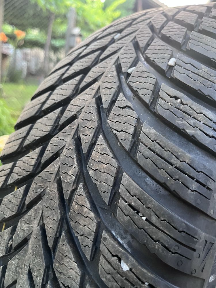 Продавам 4бр зимни гуми Nokian 235/65R17