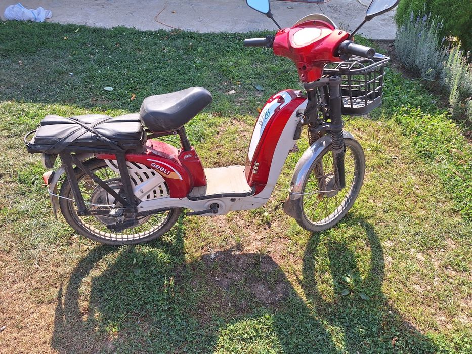 Vand moped electric sau schimb cu găini