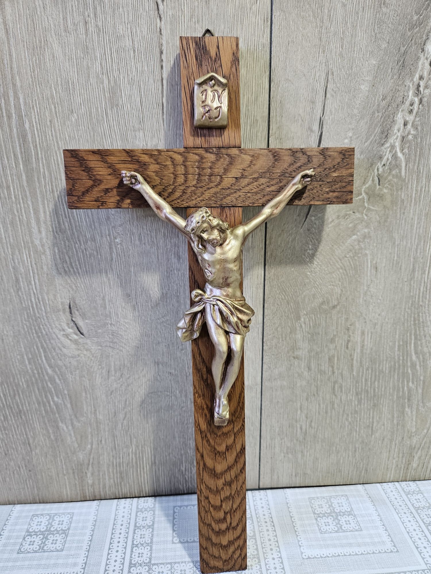 Crucifix din lemn exotic si ipsos aurit