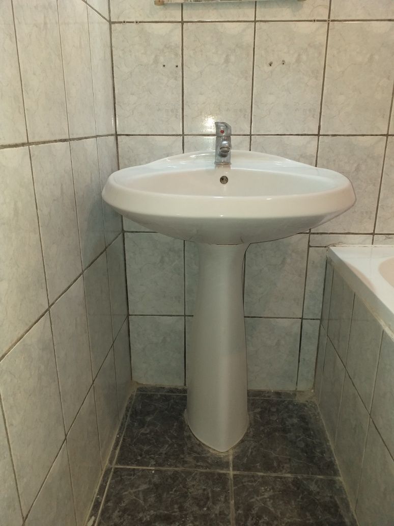 Chiuveta baie cu picior stare excelenta.
