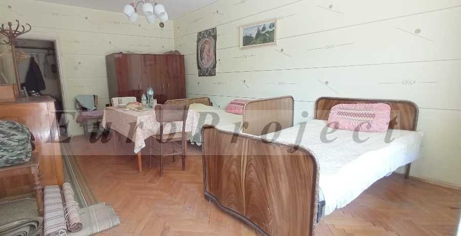 Тристаен, тухла, 3 мин. до сградата на Общината и Градскта библиотека
