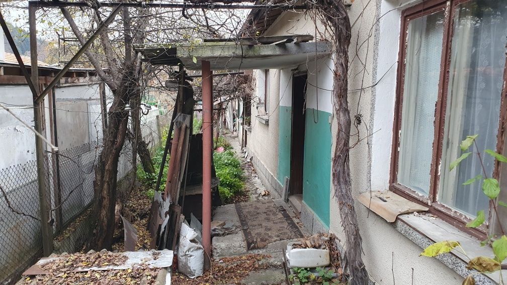 Къщи с двор с.Черни Осъм