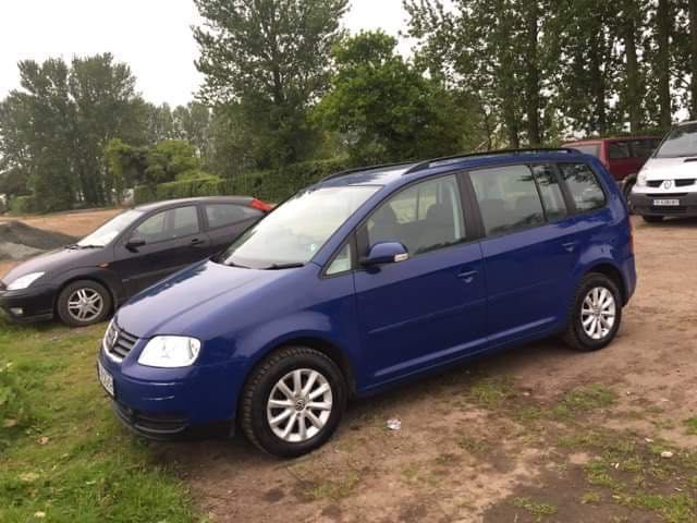 VW TOURAN with right direction