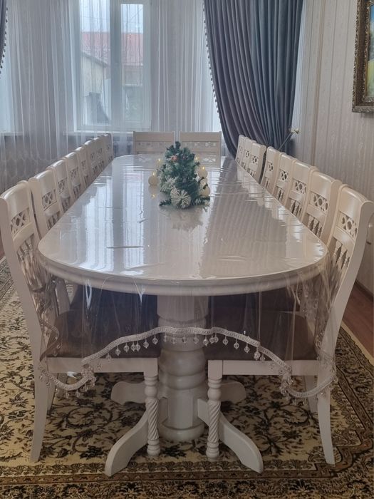 Продам гостиный стол. Длина стола 4.5 м. ширина 110 см. Торг