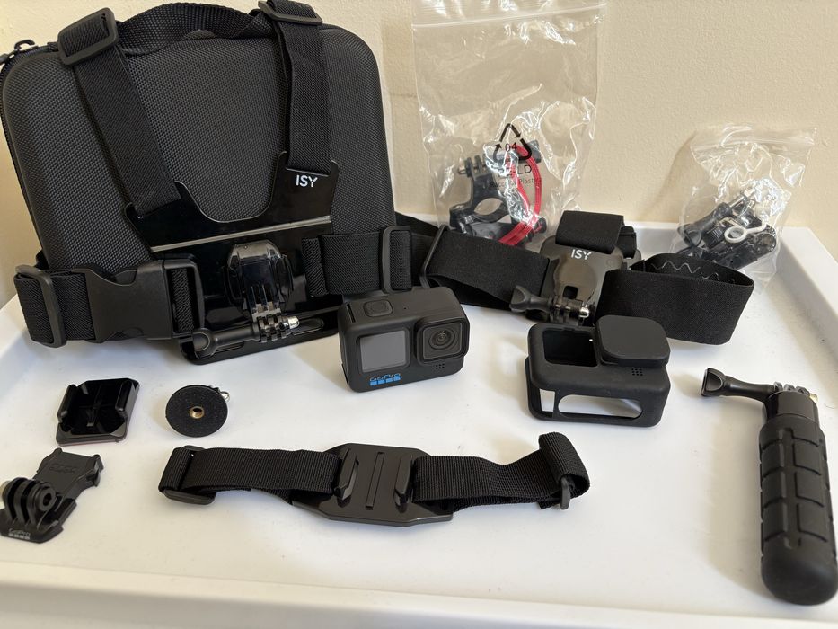 GoPro HERO 11 + пълен комплект аксесоари – почти нова
