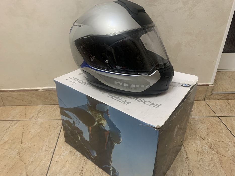 Vand doua casti moto carbon Bmw si Scuberth