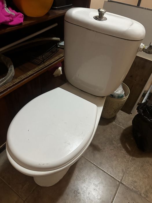 Унитаз продам дешево .5000 тенге. Срочно .