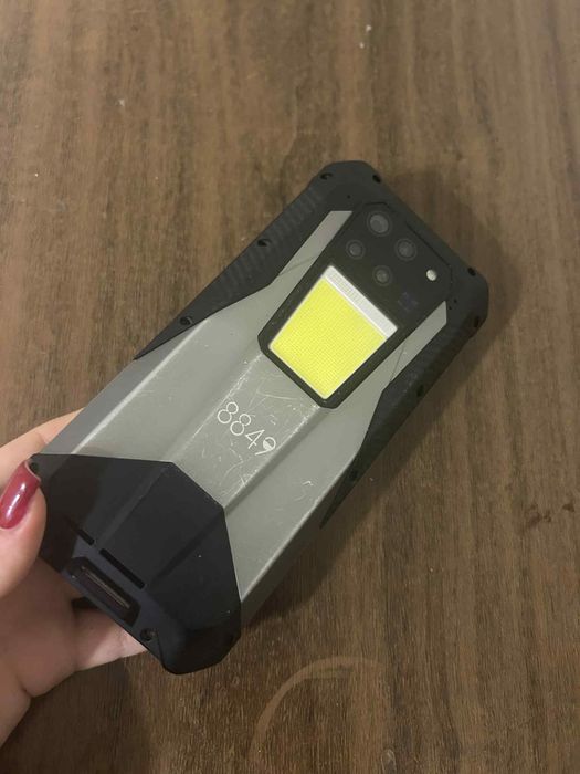 Продавам Tank 3 телефон