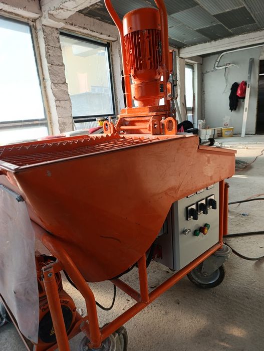 Închiriez pompa tencuit/ turnat sape