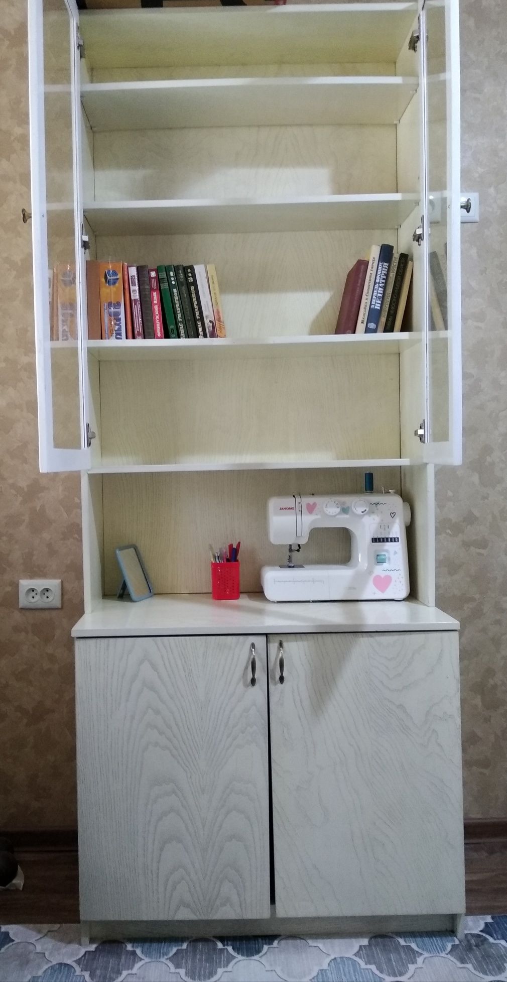 Шкаф из натурального дерева