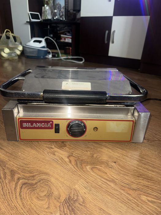 Vand grill contact 2200 w , functioneaza perfect !