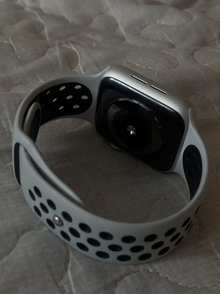 Apple watch series 5 nike