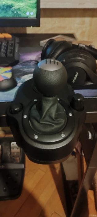 logitech g29 със скоростен лост педали и подарък слушалки mpow 059