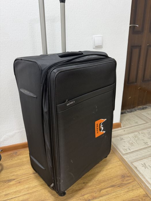 Новый большое чемодан для путешествия