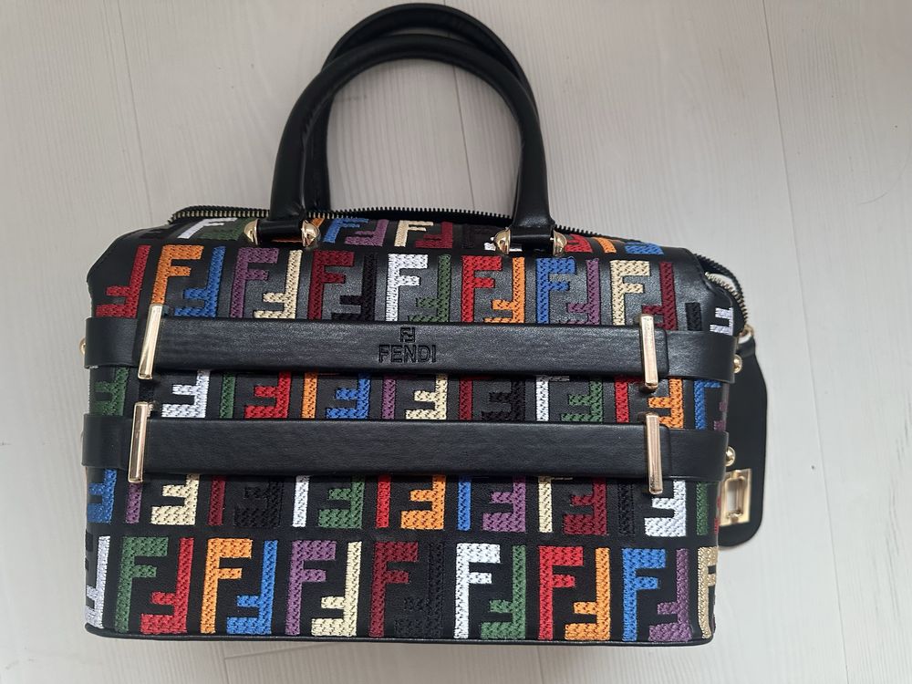 Fendi чанта чисто нова