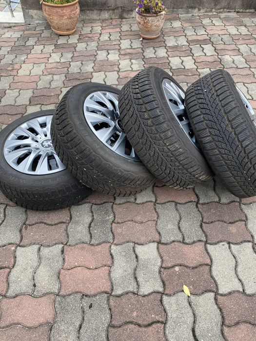 Vand 4 genti cu cauciucuri de iarna 205/55R16 pentru Peugeot 308