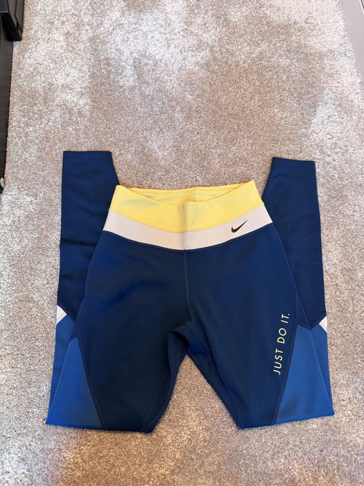 Спортни сутиени/ бюстиета  клин Nike