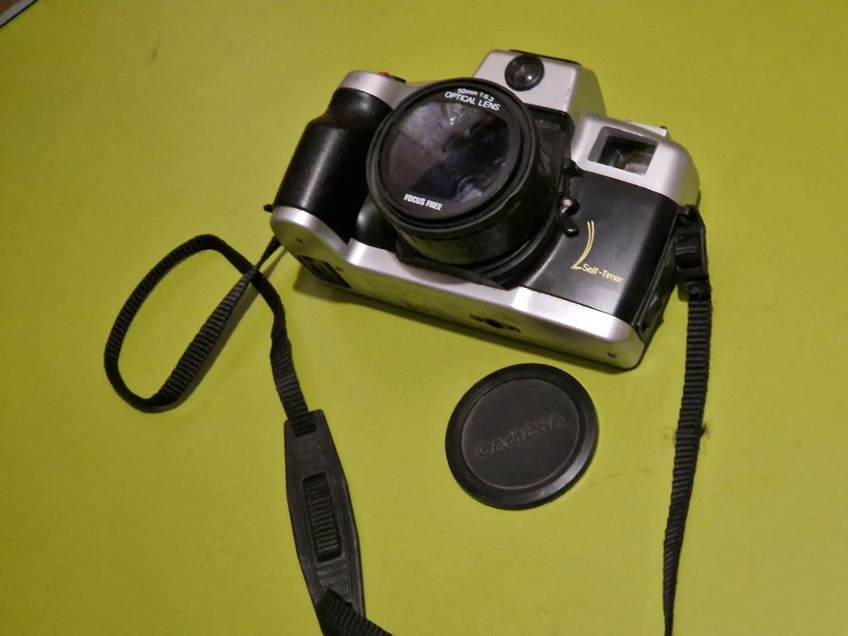 Aparat foto cu film.