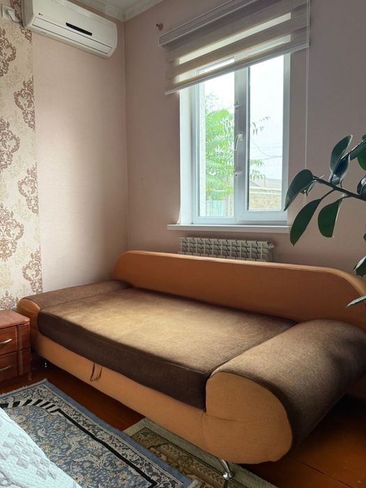 Коричневый диван