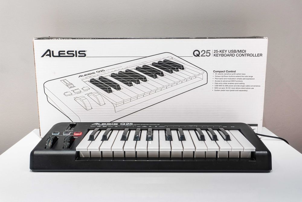 MIDI Контролер/Клавиатура Alesis Q25
