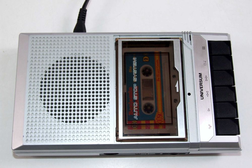 Casetofon UNIVERSUM cu microfon Made in Germany, priza-baterii, ca NOU